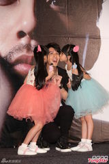 组图：胡宇威与百名“老婆”庆生 盼当摇滚歌手