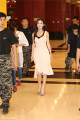 组图：赵丽颖鱼尾裙代言 曝喜欢气场强大男生