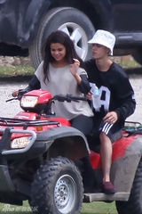 组图：贾斯汀-比伯/赛琳娜-戈麦斯复合狂秀恩爱 搂腰摸臀又熊抱