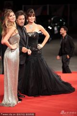 组图：《低入尘埃》首映 帕西诺一家三口亮相