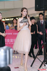 组图：吴千语粉色公主裙亮相 气质优雅甜美十足