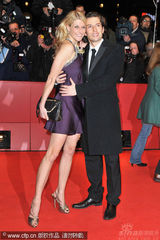 幻灯图集：《捉刀手》首映 准妈妈助阵布鲁斯南