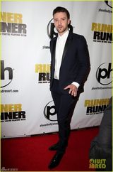 组图：大贾斯汀与妻子情侣西装出席宣传活动