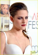 组图：暮光女白色低胸装亮相首映 与导演勾肩搭背