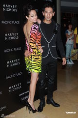 组图：江若琳庄思敏站台 Jocelyn豹纹装秀美背