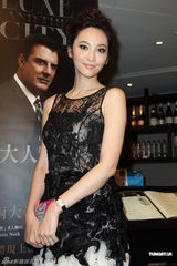 高清组图：吴佩慈黑白色拼接蕾丝礼服甜美亮相