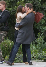 组图：阿尔芭片场飞扑布鲁斯南 打舌战饥渴如狼