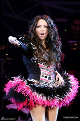 组图：张惠妹台北热力开唱 羽毛装惊艳大秀爵士鼓