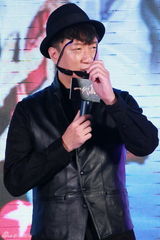 组图：孙红雷炮轰土豪资方 自曝曾遭烂戏强奸