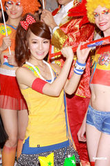 幻灯图：黑涩会美眉参加世界杯活动 看球不为看帅哥