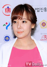 组图：韩女星苏有珍出席庆典 亮粉连衣裙透春意