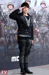 组图：《真正的男人》发布会众男星立正行军礼