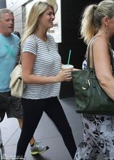 组图：抖奶超模现身街头 休闲T恤难掩丰满上围