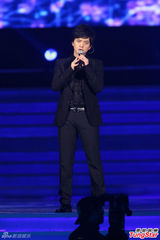 组图：中歌榜演唱会 李健献唱《抚仙湖》