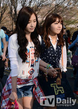 组图：韩团A pink成员孙娜恩郑恩地牵手做慈善