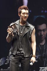 组图：王野发片秀肌肉 母亲带家常菜抵京支持