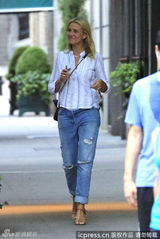 组图：卡梅隆-迪亚兹衬衫牛仔裤出街秀指环手机