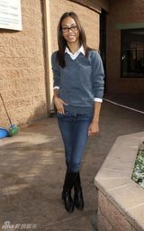 组图：金-卡戴珊感恩节下厨和妮基-希尔顿撞衫