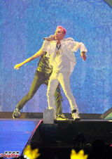 组图：BigBang火热开唱 座无虚席粉丝high翻场