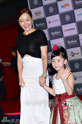 组图：严志媛携可爱女孩亮相红毯微笑亲和