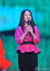 组图：杨钰莹重庆商演捞金红衣喜庆