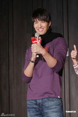 组图：蔡依林绯闻男友帅气走秀 回应35岁生子宣言