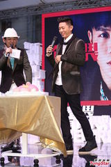 组图：韦礼安新专辑遇瓶颈 生日得内衣蛋糕醒脑