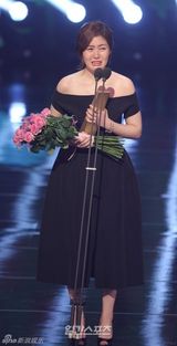 组图：百想全智贤金秀贤拿奖开怀 陶子下蹲颁奖