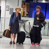 罗宾-怀特波点裙与未婚夫赶火车 口叼车票(图)