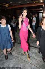 组图：林志玲穿旗袍暂封胸 打招呼显俏皮