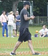 组图：小贝变全职奶爸 独自带小七公园遛弯儿