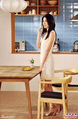 组图：陈慧琳代言月饼 白裙拍广告尽显贤淑