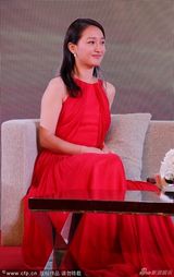 组图：周迅红裙亮相疑发福 秀婚戒露双下巴