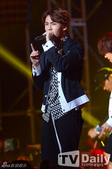 组图：众男团帅气大比拼 SHINee激情献唱