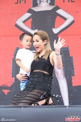 组图：萧亚轩激吻“新欢” 提及旧爱柯震东心疼