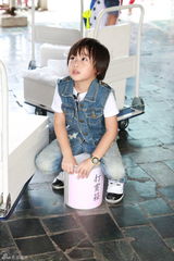 组图：熊爸萌娃集市叫卖 老爸刷脸宝贝卖萌