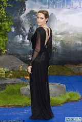 组图：皮特朱莉情侣装恩爱亮相 牵手深情对望