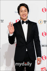 组图：郑宇黑西装儒雅 凭垃圾哥入围呼声高