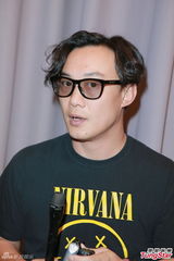 组图：陈奕迅现身校园开讲座 否认上海开酒吧