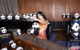 组图：莫文蔚穿婚礼旗袍配熊猫 尽显标致身材