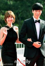 组图：胡歌亮相韩国颁奖礼 大胡子梳背头难认出