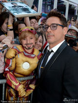 组图：小唐尼揭幕多伦多 携孕妻与小钢铁侠互动