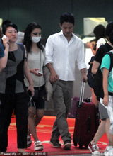 组图：周迅大浓妆现身机场 与老公十指紧扣恩爱