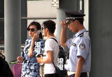 组图：田亮黑超炫酷叶一茜秀美腿 与友人搂腰