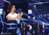 组图：陶晶莹百想追星金秀贤 上台颁奖欲下跪