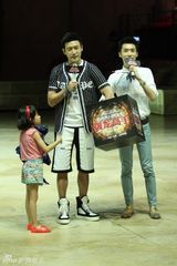 组图：陆毅贝儿亮相驯龙高手剧场秀