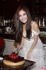 组图：温碧霞48岁生日娇羞似少女 与老公激吻