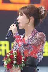 组图：柳岩为CJ性感站台 遭宅男熊抱跪地求婚