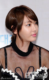 组图：姜艺媛出席发布会 透视黑衣显性感