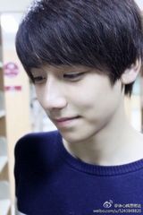 组图：清华校草李润东走红 女妆照生活照颜值爆表